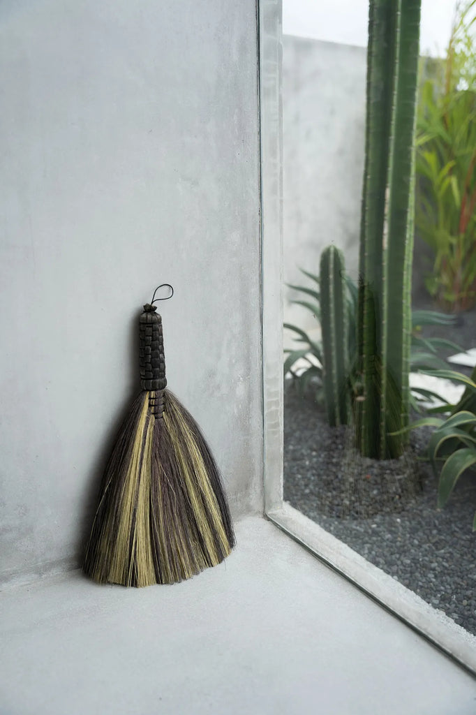 The Sweeping Hand Broom - Black Natural